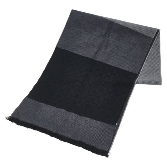 GUCCI Accessories - Gucci GG pattern scarf in black and gray wool for women.
